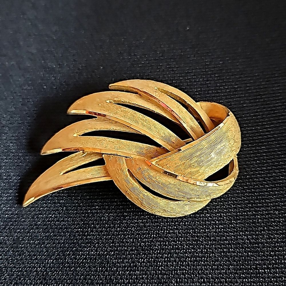 Large Vintage BSK Brushed Gold Abstract Wing Feather Pin Brooch